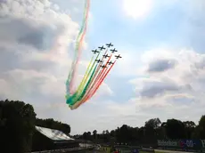 epa08650502 Jets of the "Frecce Tricolori" aerobatics team of the Italian Air Force release colours of the Italian national flag as they fly over race track prior to the 2020 Formula One Grand Prix of Italy at the Monza race track, Monza, Italy 06 September 2020. EPA/Matteo Bazzi / Pool