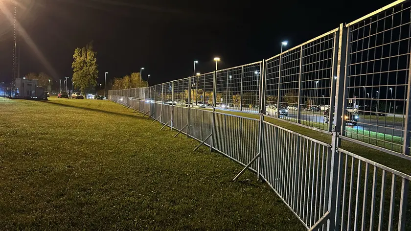 Le barriere in metallo all'ingresso dello stadio