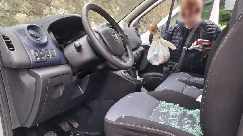 L’interno del furgone: sul sedile il vetro del finestrino in mille pezzi