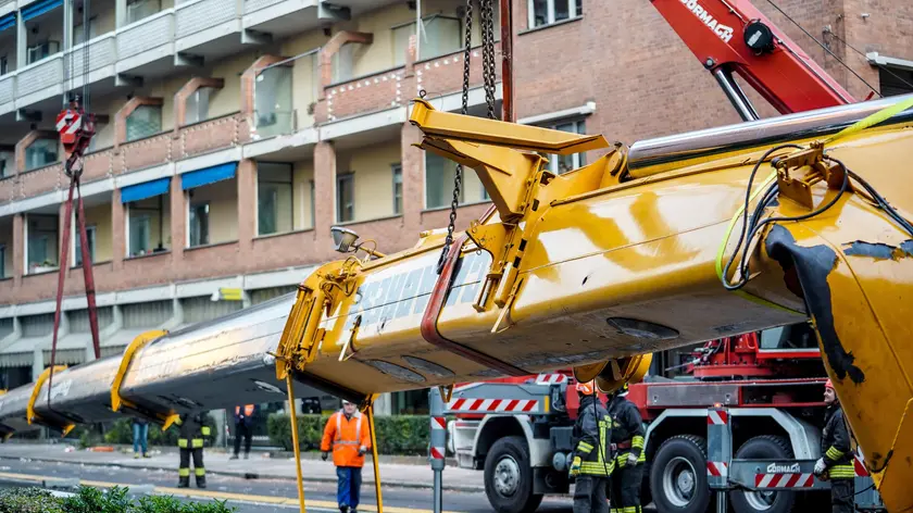 Intervento di rimozione della gru di via Genova, a Torino, a seguito del crollo che ha provocato la morte di tre operai. 26 dicembre 2021 ANSA/JESSICA PASQUALON