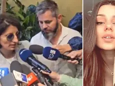 Mihaela risponde alla stampa nei giorni della tragedia; a destra la figlia Patrizia Cormos