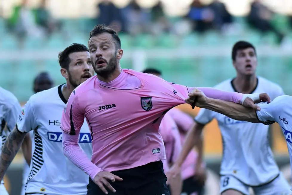 Palermo Alberto Gilardino in action during the Serie A soccer match Palermo vs Udinese at Renzo Barbera stadium in Palermo, 24 Jamuary 2016.ANSA/MIKE PALAZZOTTO