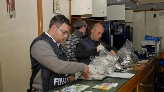 Militari della Guardia di Finanza di Napoli durante una perquisizione in un ' compro oro', Napoli, 8 novembre 2012. ANSA / GDF NAPOLI ++HO - NOP SALES EDITORIAL USE ONLY++