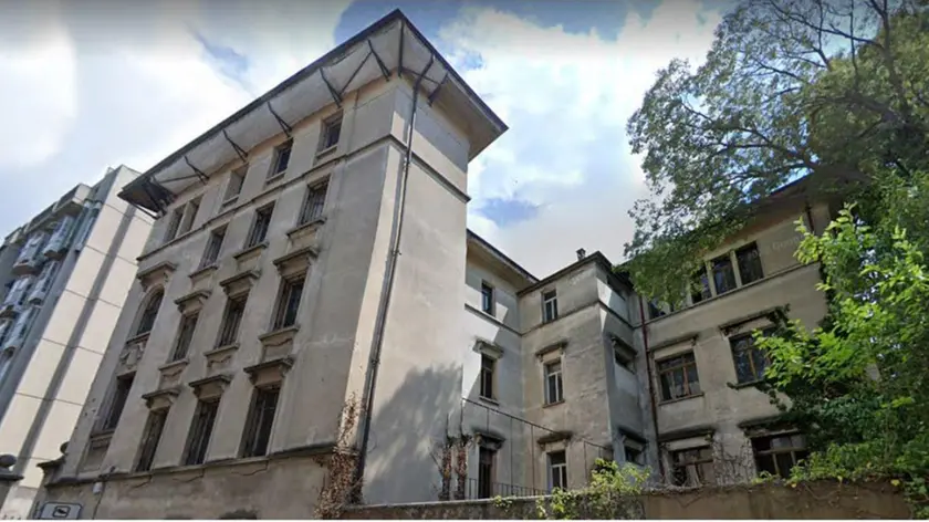 Alcune immagini delle condizioni in cui si trova l’ex scuola Di Toppo Wassermann in via Di Toppo progettata dall’architetto Valle: l’edificio sarà recuperato