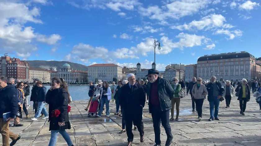 Il presidente della comunità islamica di Trieste Omar Akram (s) cammina assieme al rabbino capo di Trieste Eliahu Alexander Meloni (d) sul molo Audace