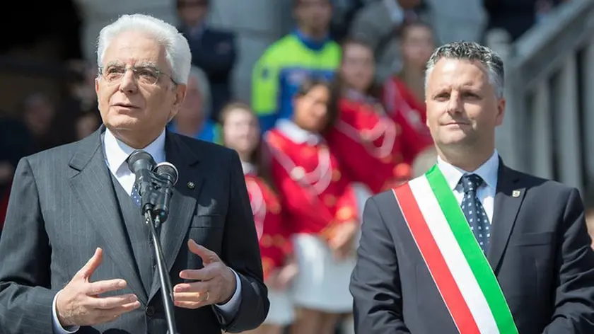 Venzone- Il Presidente della Repubblica Sergio Mattarella rivolge il suo indirizzo di saluto, a fianco il Sindaco di Venzone Aldo Di Bernardo, oggi 6 maggio 2016. (Foto di Paolo Giandotti - Ufficio per la Stampa e la Comunicazione della Presidenza della Repubblica)
