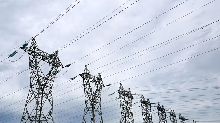 epa10779996 Electricity pylons of high-voltage electrical power lines pictured in Montarnaud, near Montpellier, France, 01 August 2023. Prices of regulated household electricity rose by 10 percent in France starting from 01 August following a government decision taken in July. The French Energy Regulatory Commission earlier claimed a much higher increase of 74.5 percent based on the current market prices. ANSA/Guillaume Horcajuelo (generica, simbolica, elettricità, piloni, cavi, trasmissione, black out)