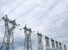 epa10779996 Electricity pylons of high-voltage electrical power lines pictured in Montarnaud, near Montpellier, France, 01 August 2023. Prices of regulated household electricity rose by 10 percent in France starting from 01 August following a government decision taken in July. The French Energy Regulatory Commission earlier claimed a much higher increase of 74.5 percent based on the current market prices. ANSA/Guillaume Horcajuelo (generica, simbolica, elettricità, piloni, cavi, trasmissione, black out)