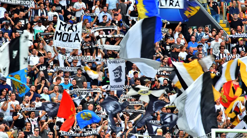 Un tifoso friulano di 31 anni è stato denunciato per un comportamento violento nei confronti di un altro sostenitore della Curva Nord, al termine della recente partita Udinese-Spezia