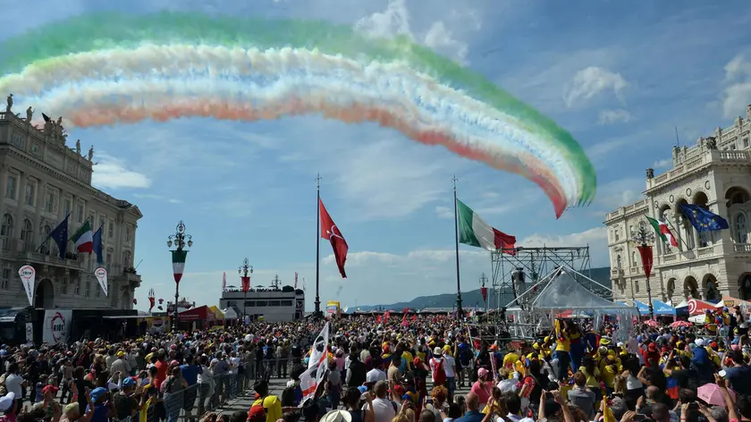 Il sorvolo delle Frecce su piazza Unità per il Giro d’Italia del 2014