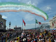 Il sorvolo delle Frecce su piazza Unità per il Giro d’Italia del 2014