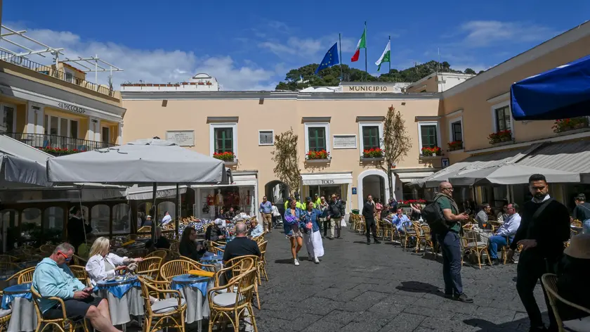 Una veduta della piazzetta di Capri, 23 aprile 2024 ANSA/ CIRO FUSCO