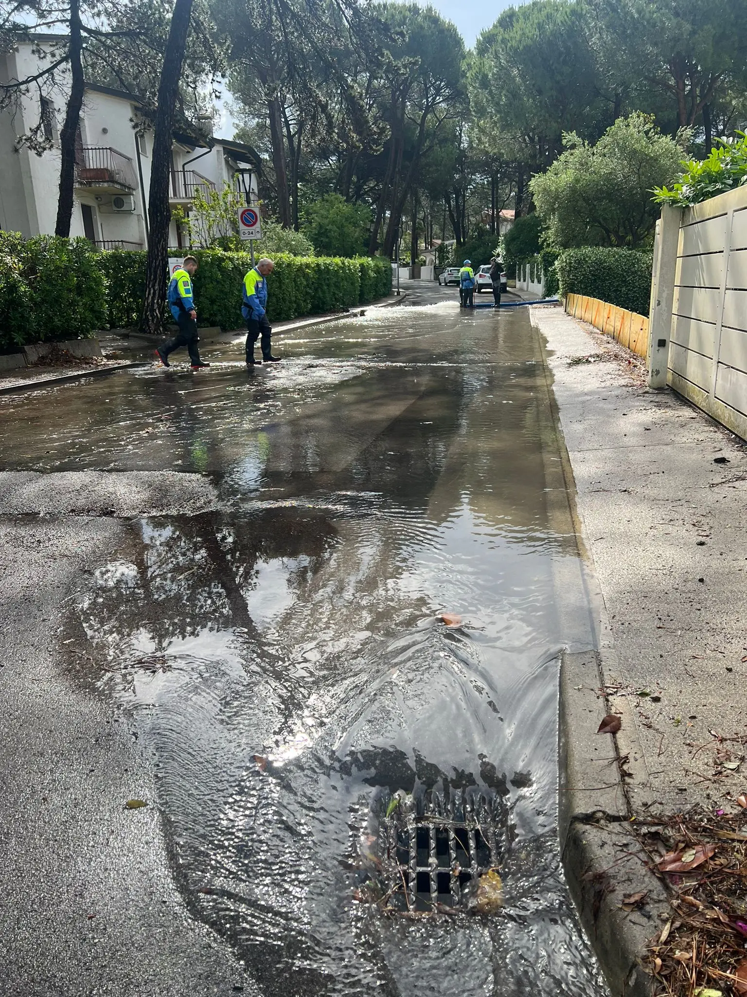 Una bomba d'acqua si è abbattuta nelle prime ore di venerdì mattina a Lignano: la località balneare è finita sott'acqua. Sono stati attivati 28 volontari con 9 automezzi per la gestione delle problematiche conseguenti all’evento meteo e il monitoraggio del territorio
