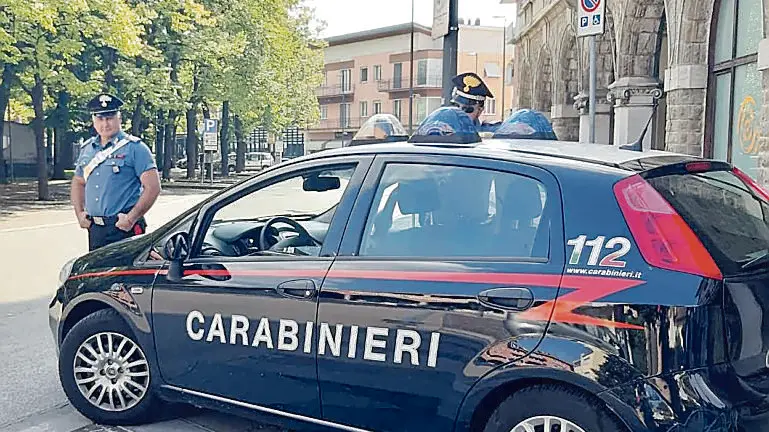 Carabinieri in piazza Indipendenza, dove si trova la casa confiscata
