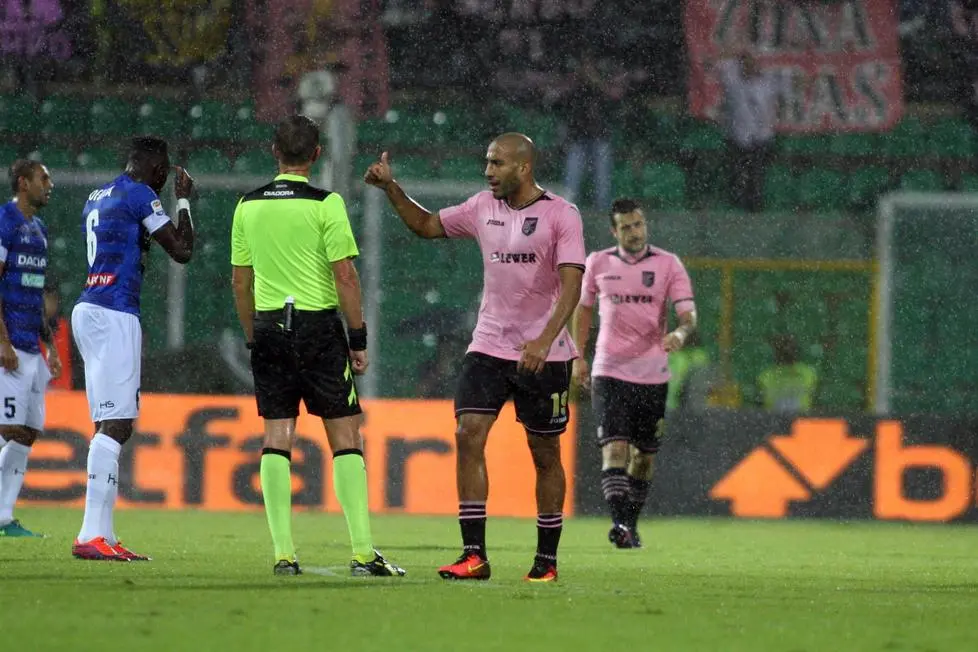 Palermo's Aitam Aleesami (C) celebrates after his teammate Ilija Nestorovski scored the goal during the Italian Serie A soccer match US Palermo vs Udinese Calcio at Renzo Barbera stadium in Palermo, Sicily island, Italy, 27 October 2016. ANSA/CORRADO LANNINO