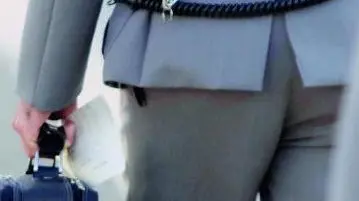 Militari della Guardia di Finanza durante un'ispezione in una foto d'archivio. Nei primi sei mesi dell'anno le entrate evidenziano un calo pari al 2,8% rispetto allo stesso periodo dell'anno precedente. Lo comunica il Dipartimento delle Finanze del ministero dell'Economia. ANSA/CESARE ABBATE