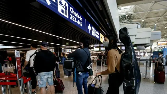 Foto Cecilia Fabiano/ LaPresse 03 Giugno 2020 Roma (Italia) Cronaca Riapertura dei voli nazionali e Schengen in Italia Nella Foto : passeggeri all’aereoporto Leonardo Da Vinci di Fiumicino Photo Cecilia Fabiano/LaPresse June 03, 2020 Rome (Italy) News Reopening of national and Schengen flights In the Pic: passengers in Fiumicino Leonardo da Vinci’s airport