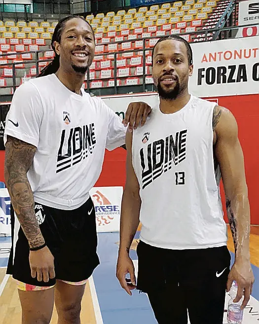 Emanuel Terry con Isaiah Briscoe al Carnera
