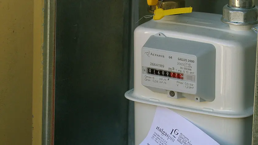 20050629 - ROMA - ECO - TARIFFE: +3,7% BOLLETTE GAS LUGLIO, FERMA ELETTRICITA' - Un utente esamina una bolletta di fronte al contatore del gas in una foto scattata il 2 marzo 2005. L' Autorità per l'energia rende noto che, in conseguenza del caro petrolio, le bollette del gas dal primo luglio saranno più care del 3,7 %. Per ogni famiglia si verificherà un incremento della spesa pari a circa 31 euro l'anno. L'elettricità non subirà aumenti, grazie al decreto ministeriale messo a punto dai ministri dell'Economia e delle Attività Produttive. FOLCO LANCIA - ANSA - RED