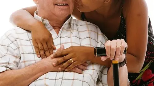 Il pensionato aveva conosciuto la 38enne due anni fa: l'aveva ospitata per alcuni mesi perché l’aveva vista in difficoltà