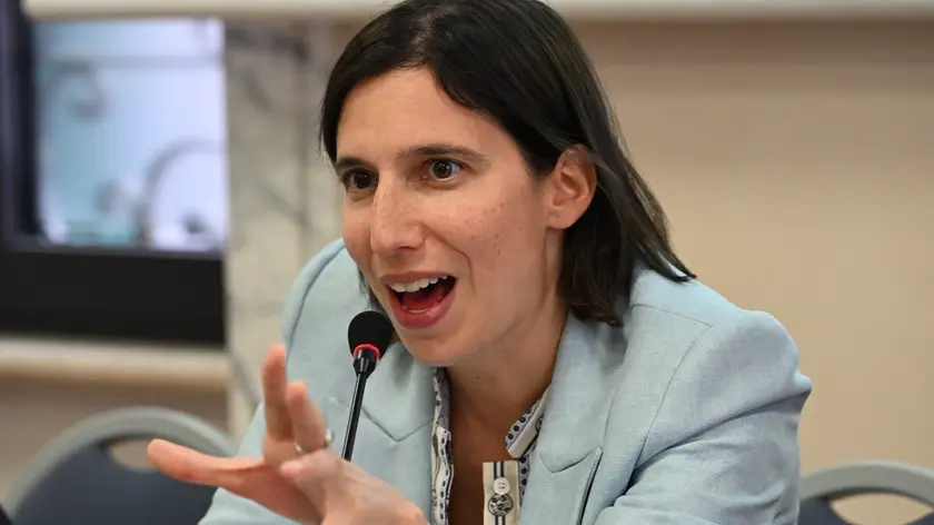 La segretaria del Pd, Elly Schlein, al convegno 'Guardando al futuro - La politica come intelligenza delle cose ' organizzato da Argomenti2000 e CERSES a Roma, 14 ottobre 2023. ANSA/MAURIZIO BRAMBATTI