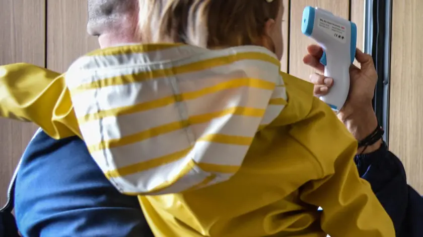 Il controllo della temperatura a mamme e bimbi all’ingresso dell’asilo - Primo giorno di apertura all’asilo nido di via Demetrio Stratos a Citylife - Milano 7 Settembre 2020 Ansa/Matteo Corner