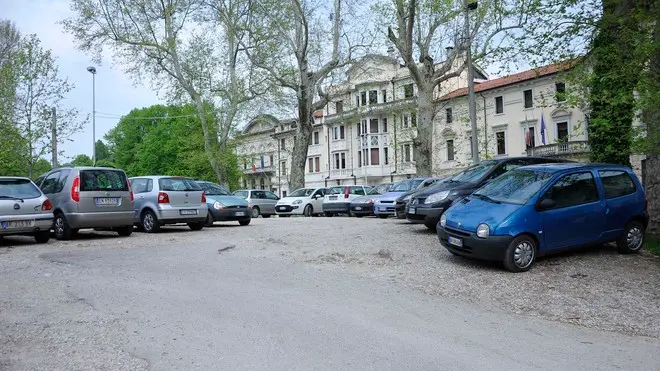 Udine 26 Aprile 2013. Parcheggio collinetta di fine Via Verdi. Copyright Petrussi Foto Press / Diego Petrussi