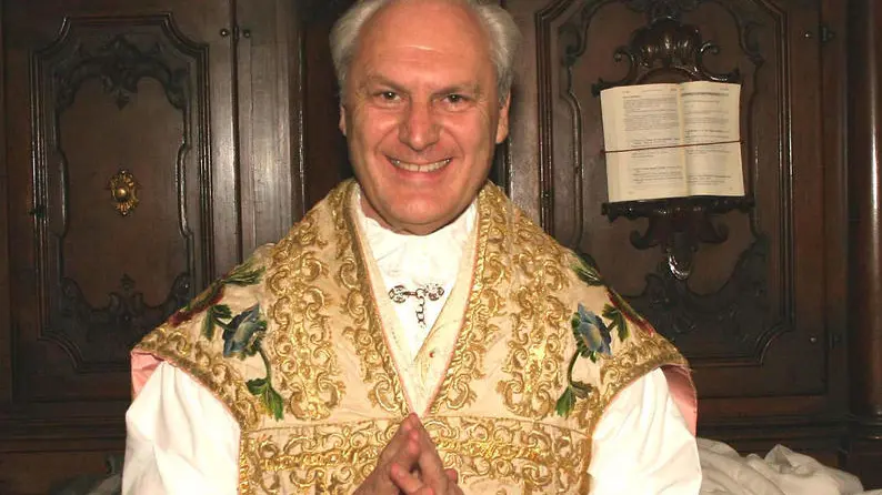 ANTEPRIMA Udine 03-ottobre-2004 ore 16,00 NUOVO PARROCO AL DUOMO DI UDINE Don Luciano Nobile è stato nominato Parroco della Chiesa Metropolitana di Udine