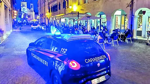 Un controllo di polizia e carabinieri in centro storico a Pordenone
