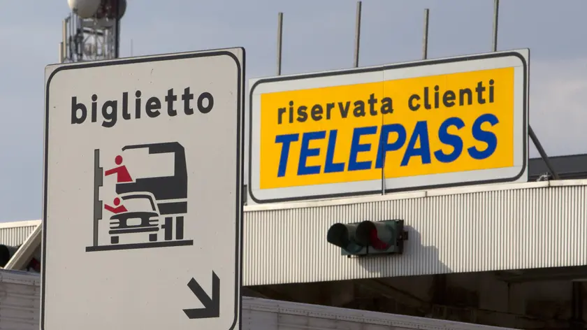 Il casello di Roma Nord sull'autostrada A1 in una foto d'archivio. Il Tar del Lazio ha disposto l'annullamento del decreto ministeriale che ha aumentato le tariffe sulle strade che si interconnettono con autostrade e raccordi autostradali in gestione diretta dell'Anas, compreso il Grande Raccordo Anulare di Roma. ANSA/MASSIMO PERCOSSI