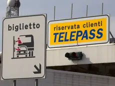 Il casello di Roma Nord sull'autostrada A1 in una foto d'archivio. Il Tar del Lazio ha disposto l'annullamento del decreto ministeriale che ha aumentato le tariffe sulle strade che si interconnettono con autostrade e raccordi autostradali in gestione diretta dell'Anas, compreso il Grande Raccordo Anulare di Roma. ANSA/MASSIMO PERCOSSI