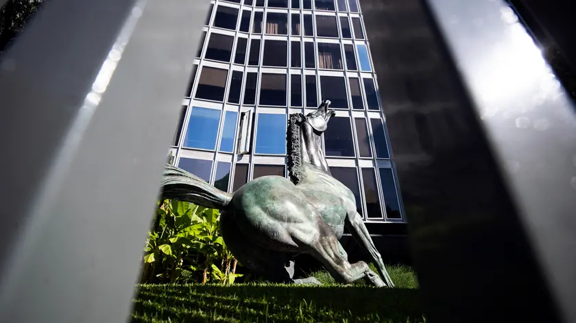 La statua del Cavallo Morente nella sede di viale Mazzini durante la riunione del Consiglio di Amministrazione (Cda) della Rai per i nuovi palinsesti, Roma, 26 giugno 2023. ANSA/ANGELO CARCONI