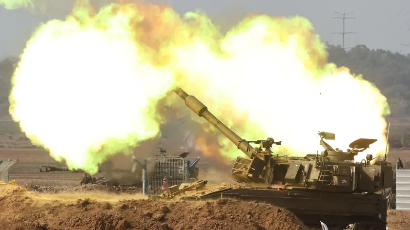 epa10954363 Israeli soldiers of an artillery unit fire a 155mm shell near the Gaza border, southern Israel , 02 November 2023. More than 8,000 Palestinians and over 1,400 Israelis have been killed, 240 held hostages in Gaza according to the Israel Defense Forces (IDF) and the Palestinian health authority, since Hamas militants launched an attack against Israel from the Gaza Strip on 07 October. EPA/ABIR SULTAN