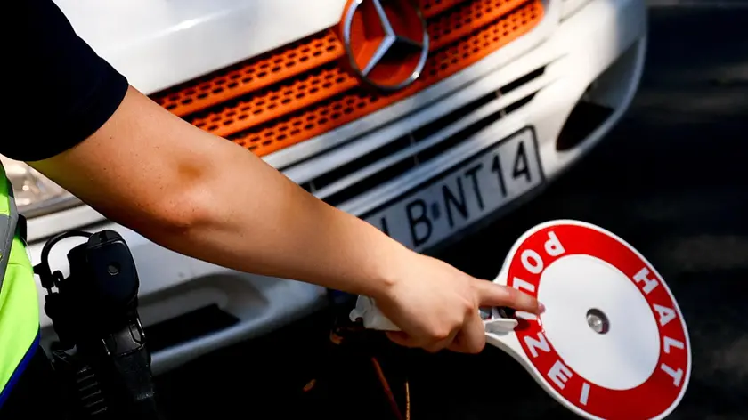 epa11547720 German police officer stops a car at German federal police checkpoint at the German-Polish border Goerlitz, Germany, 13 August 2024. German Federal Minister of the Interior Nancy Faeser visits security authorities and emergency services in seven German federal states. The topics of the security tour include the fight against Islamist terrorism, limiting irregular migration and combating human trafficking. EPA/FILIP SINGER