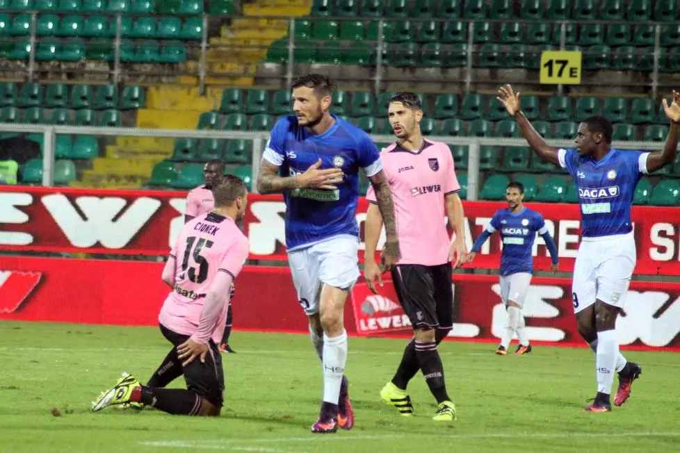 Udinese's Cyril Thereau (C) jubilates after scoring the goal during the Italian Serie A soccer match US Palermo vs Udinese Calcio at Renzo Barbera stadium in Palermo, Sicily island, Italy, 27 October 2016. ANSA/CORRADO LANNINO