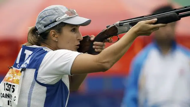 Italy's Chiara Cainero shoots during the women's skeet final shooting event at the Beijing 2008 Olympics in Beijing, Thursday, Aug. 14, 2008. Cainero won the gold medal. (AP Photo/Sergey Ponomarev)