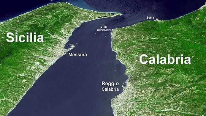 Unavista aerea fornita dalla sonda mostra le due sponde di Calabria e Sicilia. Un sistema di spaccature profonde, una vera e propria 'finestra' sotto il mar Ionio e' stata scoperta dai ricercatori italiani. Una scoperta importante che contribuisce a spiegare il lento ma progressivo allontanamento della Sicilia dalla Calabria e l'alto rischio di terremoti nella zona. ''Le numerose campagne oceanografiche effettuate nella zona - spiega la ricercatrice del Cnr, Alina Polonia - hanno permesso di scoprire un sistema di faglie diffuso non lontano dalle coste che ora puo' essere sorvegliato. ''Aver scoperto questo sistema di faglie in mare - spiega ancora Alina Polonio - e' positivo. Faglie a terra, infatti, farebbero senz'altro piu' danni. ''Si tratta - prosegue - di processi lenti e non catastrofici - che confermano i rischi geologici che la zona conosce''. Lo studio e' stato condotto da ricercatori dell'Istituto di scienze marine Ismar-Cnr di Bologna, dell'università di Parma, dell'Ingv e del Geomar (Germania) e pubblicato su Nature Communications. ANSA/ESA/ESRIN EDITORIAL USE ONLY NO SELL