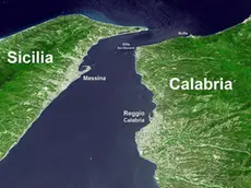 Unavista aerea fornita dalla sonda mostra le due sponde di Calabria e Sicilia. Un sistema di spaccature profonde, una vera e propria 'finestra' sotto il mar Ionio e' stata scoperta dai ricercatori italiani. Una scoperta importante che contribuisce a spiegare il lento ma progressivo allontanamento della Sicilia dalla Calabria e l'alto rischio di terremoti nella zona. ''Le numerose campagne oceanografiche effettuate nella zona - spiega la ricercatrice del Cnr, Alina Polonia - hanno permesso di scoprire un sistema di faglie diffuso non lontano dalle coste che ora puo' essere sorvegliato. ''Aver scoperto questo sistema di faglie in mare - spiega ancora Alina Polonio - e' positivo. Faglie a terra, infatti, farebbero senz'altro piu' danni. ''Si tratta - prosegue - di processi lenti e non catastrofici - che confermano i rischi geologici che la zona conosce''. Lo studio e' stato condotto da ricercatori dell'Istituto di scienze marine Ismar-Cnr di Bologna, dell'università di Parma, dell'Ingv e del Geomar (Germania) e pubblicato su Nature Communications. ANSA/ESA/ESRIN EDITORIAL USE ONLY NO SELL