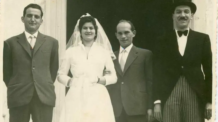 Elsa Della Torre con il marito Luciano Cengarle (il terzo da sinistra) nel giorno del loro matrimonio. Accanto allo sposo, il conte Giovanni Manin (primo da destra)