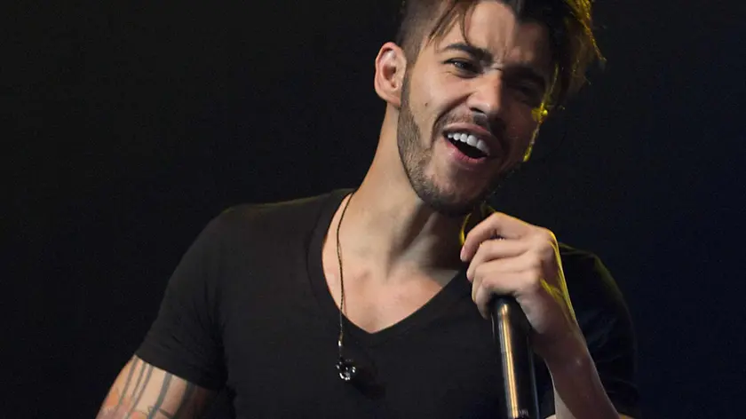 epa03421711 Brazilian singer Gusttavo Lima performs on stage during his concert in Amsterdam, the Netherlands, 04 October 2012. EPA/PAUL BERGEN