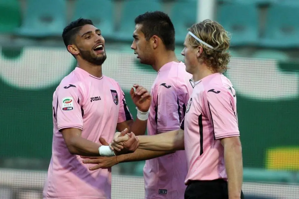 Palermo Oscar Hiljemark (R) celebrates with his teammates after 2-0 scores during the Serie A soccer match Palermo vs Udinese at Renzo Barbera stadium in Palermo, 24 Jamuary 2016. ANSA/CORRADO LANNINO