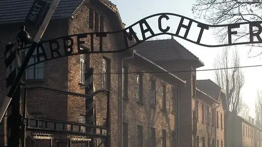 CAMPO NAZISTA DI AUSCHWITZ The entrance to the former Nazi death camp KL Auschwitz, Wednesday 12 January 2005. Some 10 thousand guests are expected to arrive in Oswiecim (Auschwitz) on January 27, 2005 to attend ceremonies marking the 60th anniversary of the liberation of the Auschwitz-Birkenau death camp. /JACEK BEDNARCZY ANSA POLAND OUT DEF