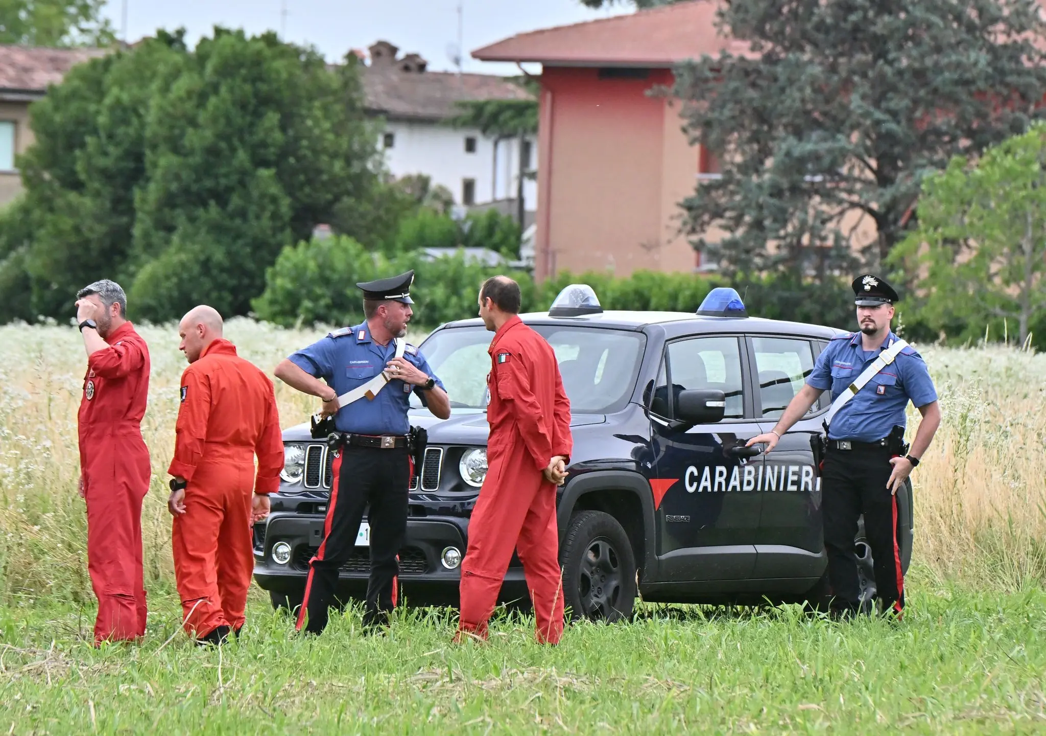 Il corpo di Cristian Molnar, di 25 anni, come hanno riferito i vigili del fuoco, è stato trovato in una pozza, in un luogo non lontano dai punti in cui erano state trovate le due ragazze, Patrizia Cormos, di 20 anni, e Bianca Doros, di 23. I tre ragazzi erano andati sul greto del Natisone per scattare alcune foto il 31 maggio scorso quando, a causa delle intense precipitazioni dei giorni precedenti, il livello delle acque del Natisone è rapidamente salito. Fino a quando i ragazzi, stretti in un abbraccio, non sono stati travolti. Da allora non si sono mai interrotte le ricerche e dapprima sono stati trovati i corpi delle due ragazze, e soltanto oggi quello del giovane romeno, residente in Austria. Con modalità e con numero di soccorritori e di corpi e mezzi impegnati, le ricerche erano in corso anche questa mattina. L'abbassamento del livello delle acque di questi ultimi giorni ha consentito il ritrovamento (Foto Petrussi)