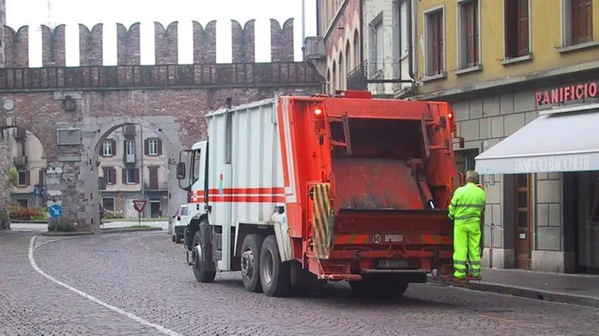 ANTEPRIMA UDINE 10-06-2002 IMMONDIZIE IN V. AQUILEIA TELEFOTO FOTO AGENCY ANTEPRIMA