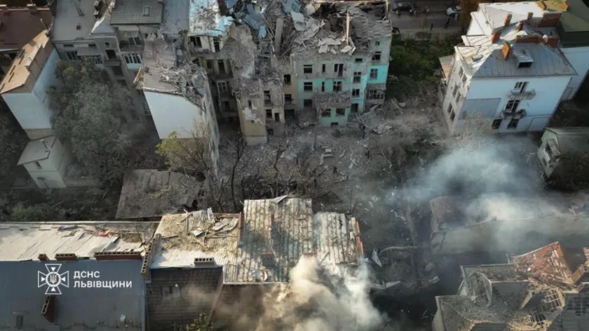 L'attacco russo a Leopoli in Ucraina, ha ucciso sette persone, tra cui tre bambini, 4 settembre 2024. ANSA/US VIGILI DEL FUOCO UCRAINA +++ NO SALES, EDITORIAL USE ONLY +++ NPK +++