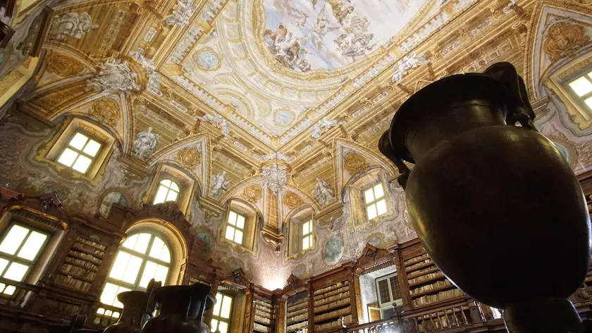 Uno scorcio della biblioteca dei Girolamini a Napoli, 22 maggio 2017. ANSA/CESARE ABBATE