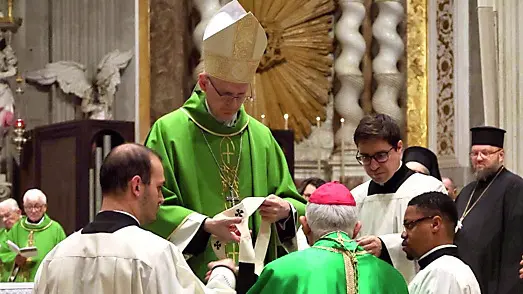 Il nunzio apostolico pone il pallio sulle spalle del vescovo / foto petrussi
