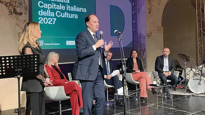 Il saluto del ministro Luca Ciriani in una sala gremita durante la presentazione