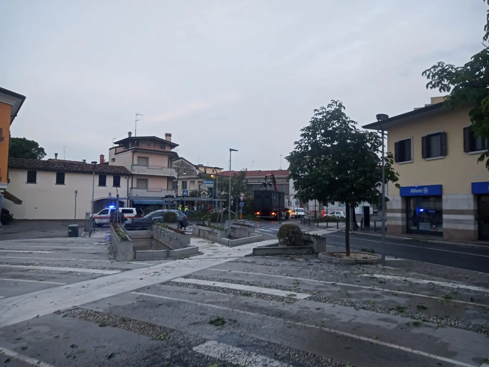 Ingentissimi i danni riportati da Latisana e a Latisanotta. A fare un primo bilancio è sindaco Lanfranco Sette che ha così commentato il maltempo che nella notte tra mercoledì e giovedì si è abbattuto sulla Bassa colpendo in particolar modo la zona di Latisana. Al momento, come riporta il primo cittadino, Via Roma e Via Gaspari si presentano con molti alberi divelti dal parco Gaspari. La situazione peggiore si registra però in via Trieste dove numerose abitazioni sono state scoperchiate e si sono riempite d’acqua. In un caso un tetto è letteralmente volato via planando su alcune auto parcheggiate. La protezione civile è al lavoro con i vigili del fuoco e verranno utilizzati anche i macchinari del Comune per rimuovere i detriti e gli alberi”. Il sindaco raccomanda di evitare, per ora le arterie principali della città. Qui la situazione aggiornata