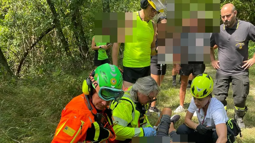 Un'immagine durante il soccorso a Forni